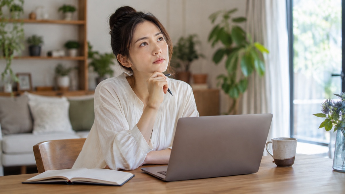 自宅で今後の働き方を考える様子