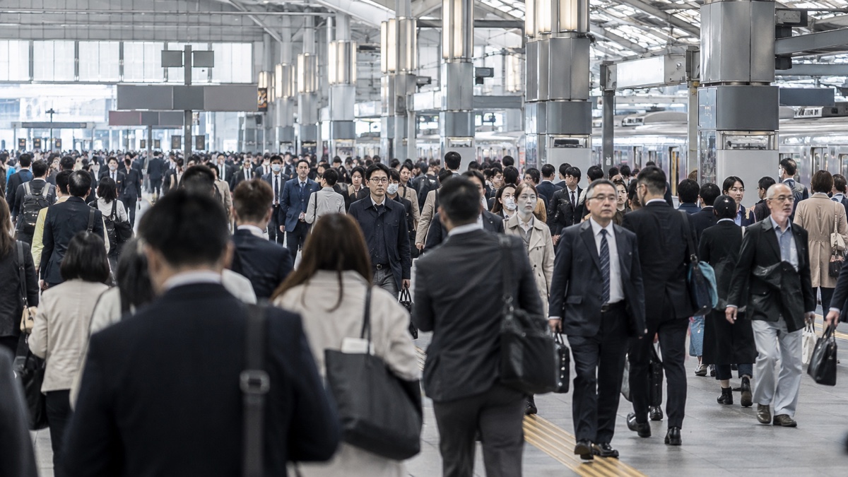 駅を行き交う大勢の通勤者