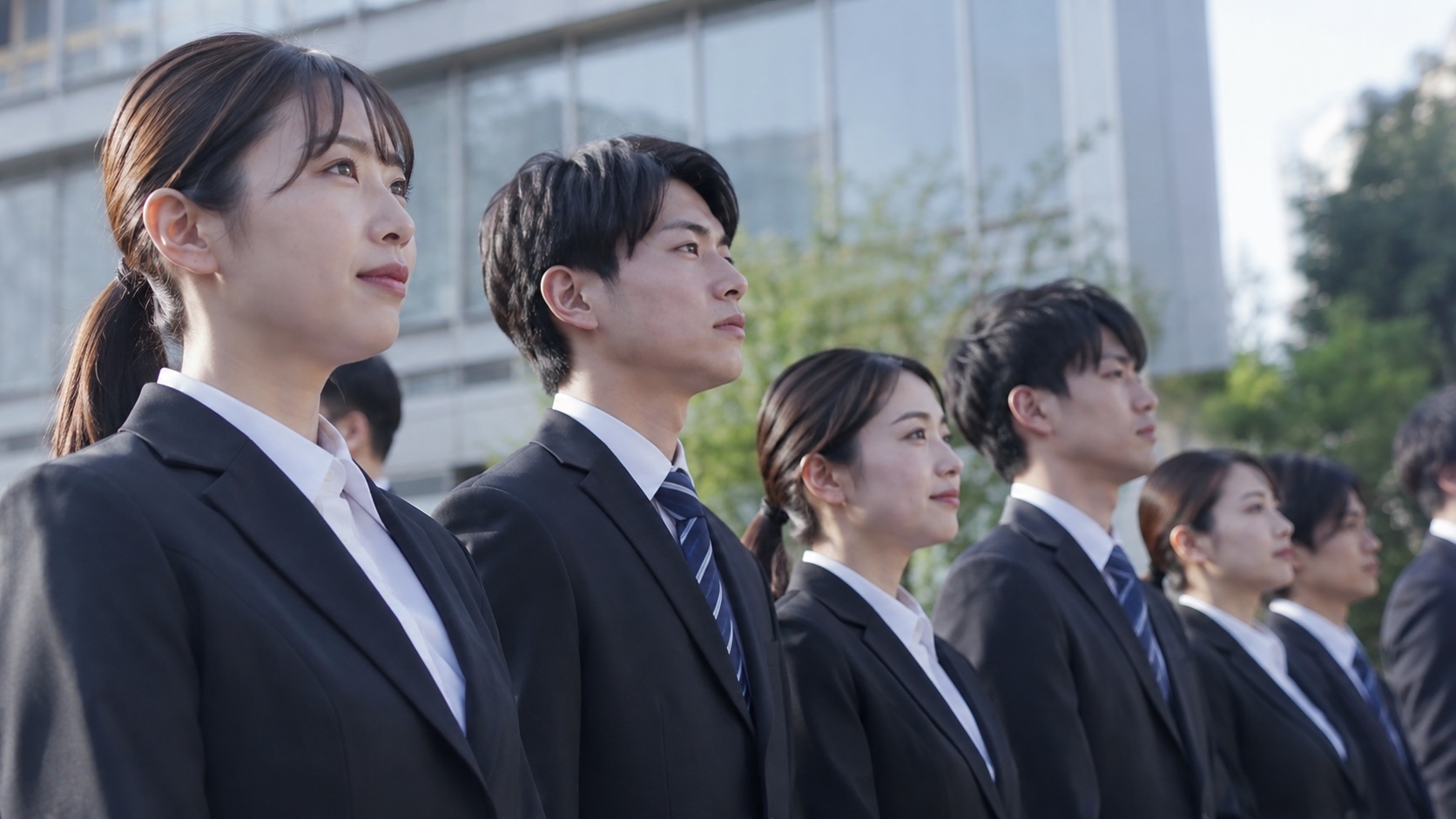 整列する新入社員たち