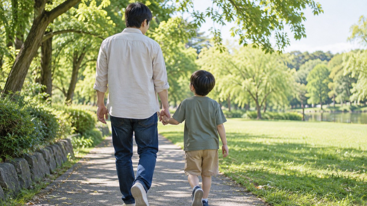 休日に家族と公園で過ごす40代男性の後ろ姿