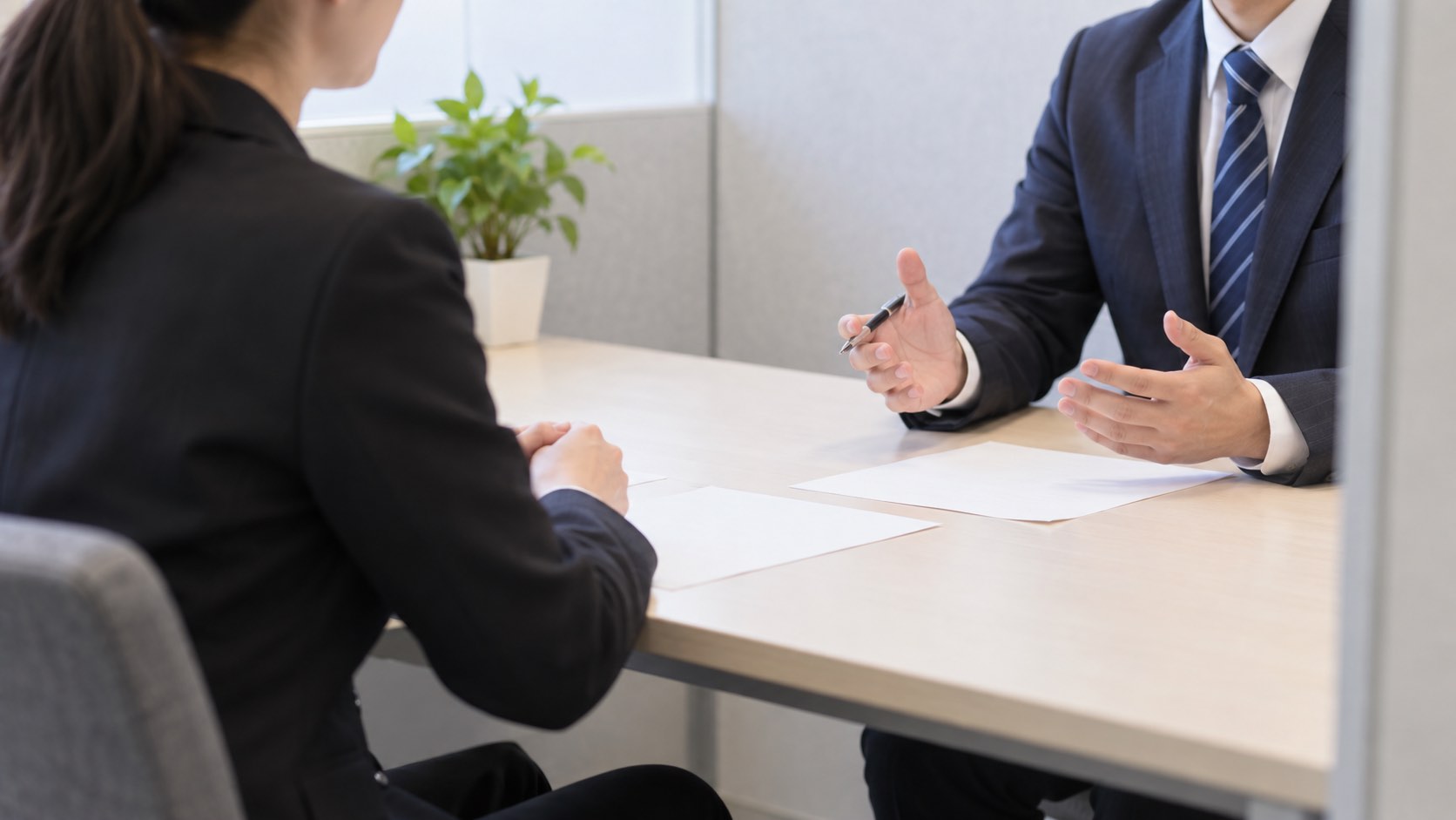面談ブースで担当者と話す求職者