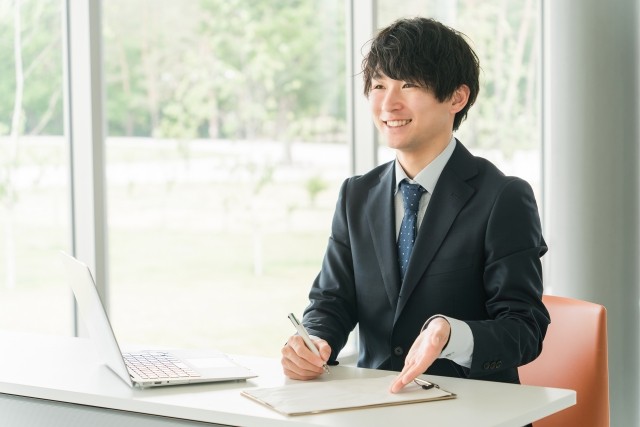 転職エージェントが求人を案内している様子
