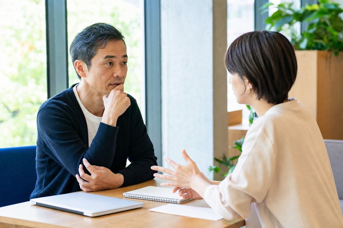 キャリアコーチと40代男性が今後の働き方を相談する様子