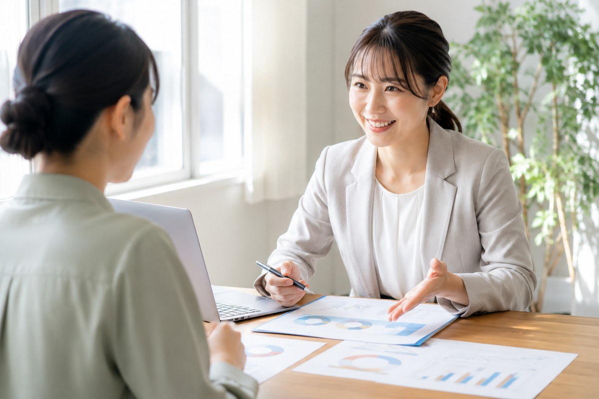 相談員が資料を見せて就職・転職の相談に応じる面談の様子・氷河期世代の支援のイメージ