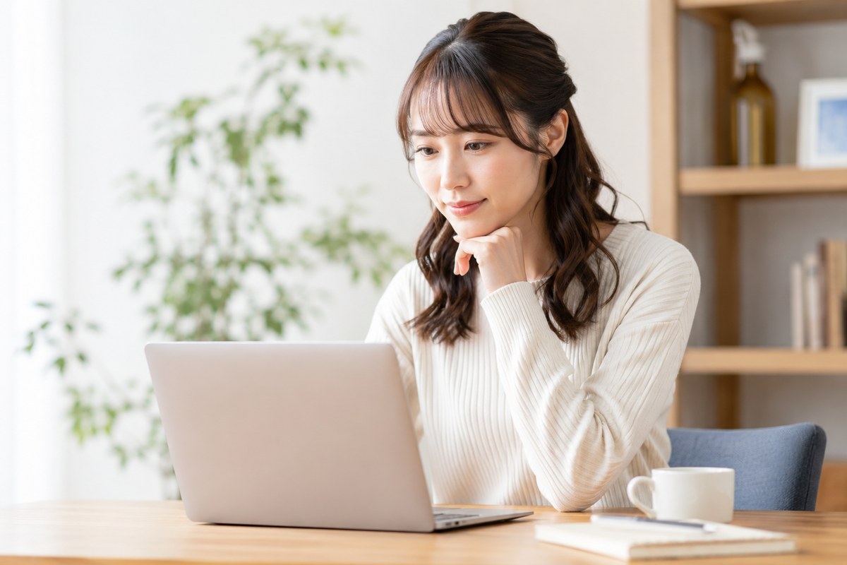 ノートパソコンの前で自分に合う就労移行支援を検討する女性