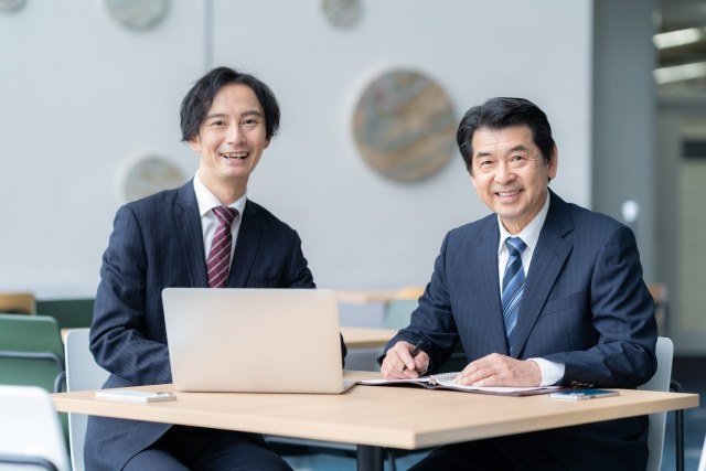 転職やキャリア相談をするビジネスマンのイメージ