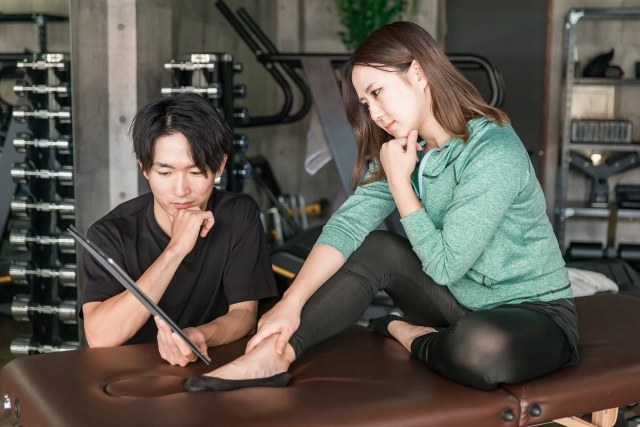 インストラクターがトレーニング内容を確認している様子