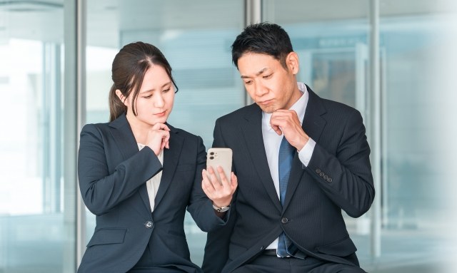 会社を辞めたいと悩む男女のビジネスマンのイメージ