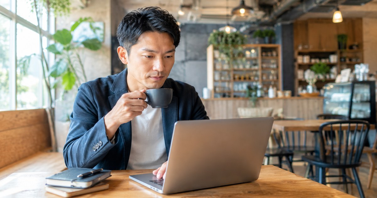 カフェで副業PCを使う男性