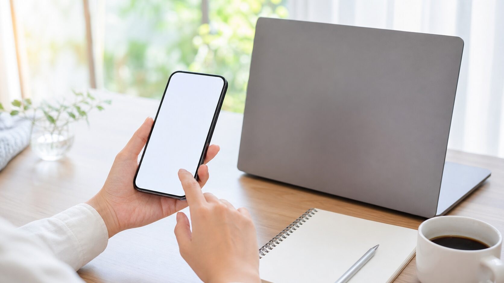 スマホでリゾートバイトの求人を探す手元
