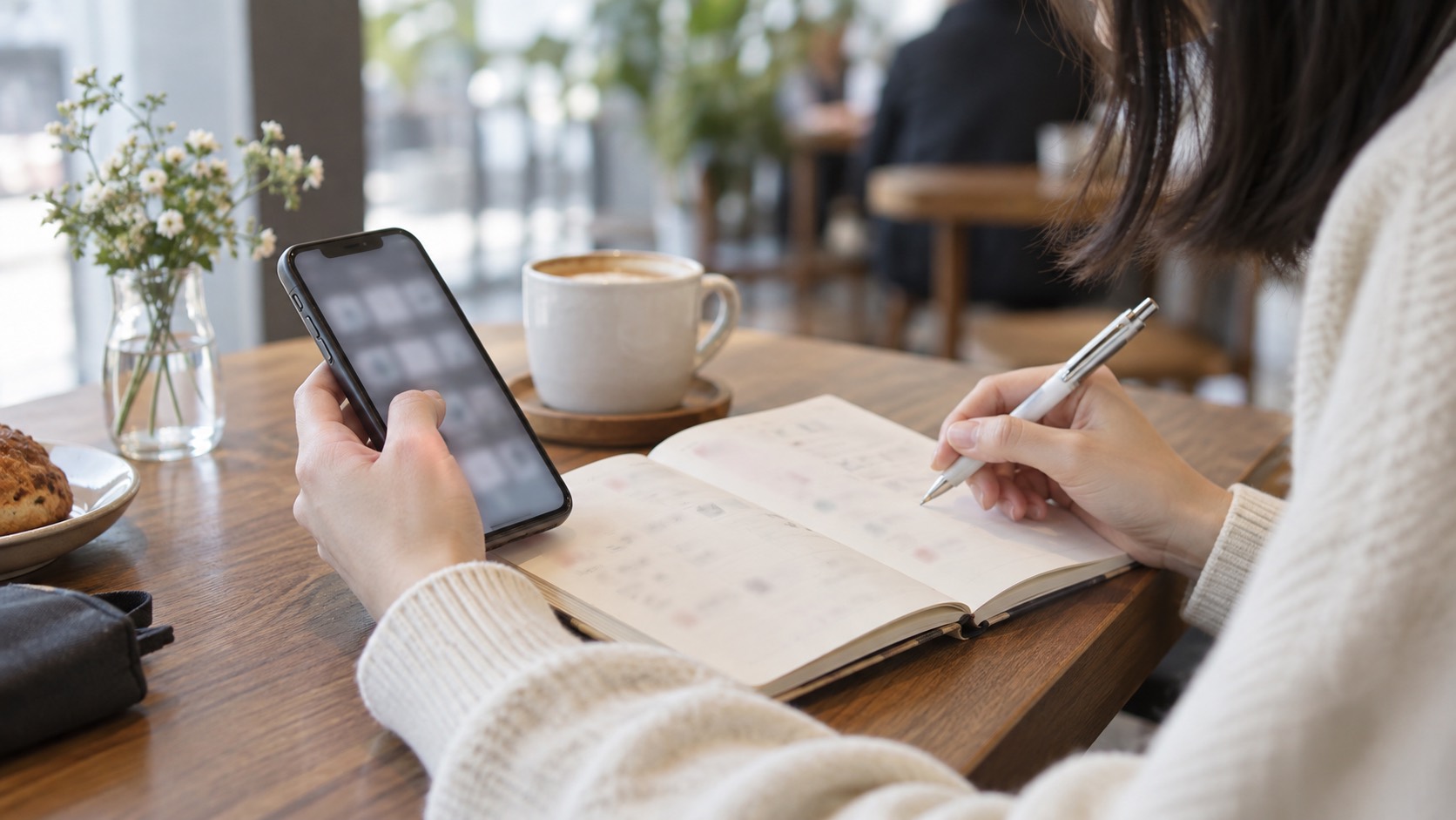 スマホで就活の状況を確認する大学生の手元