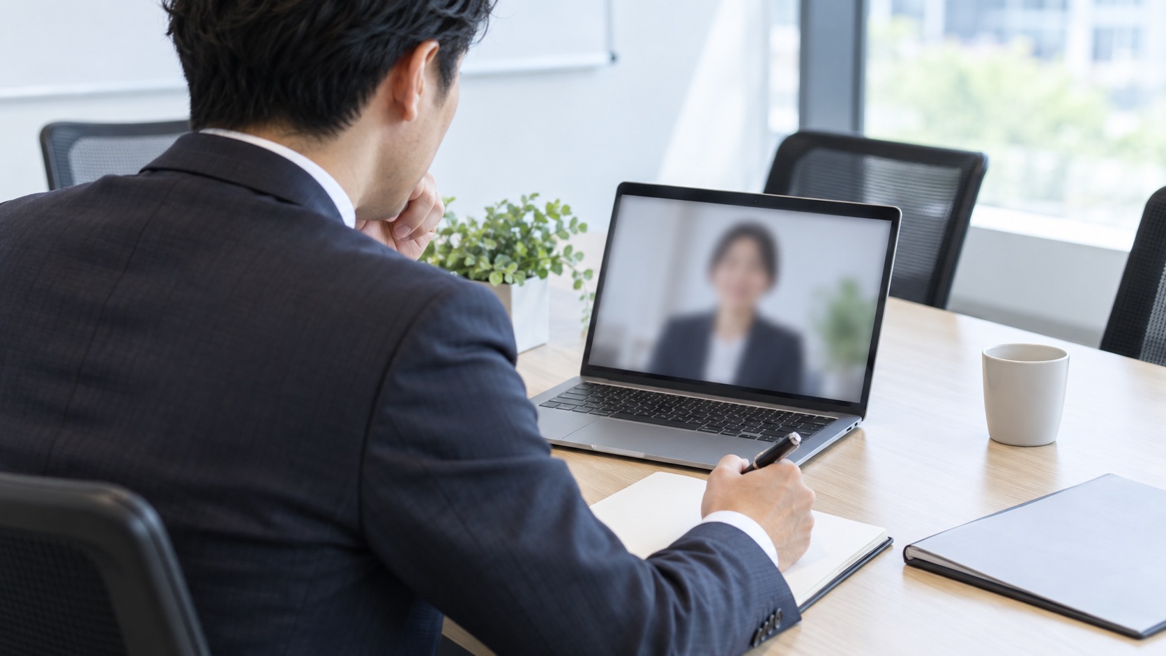 オンラインで面接を行う企業の面接官