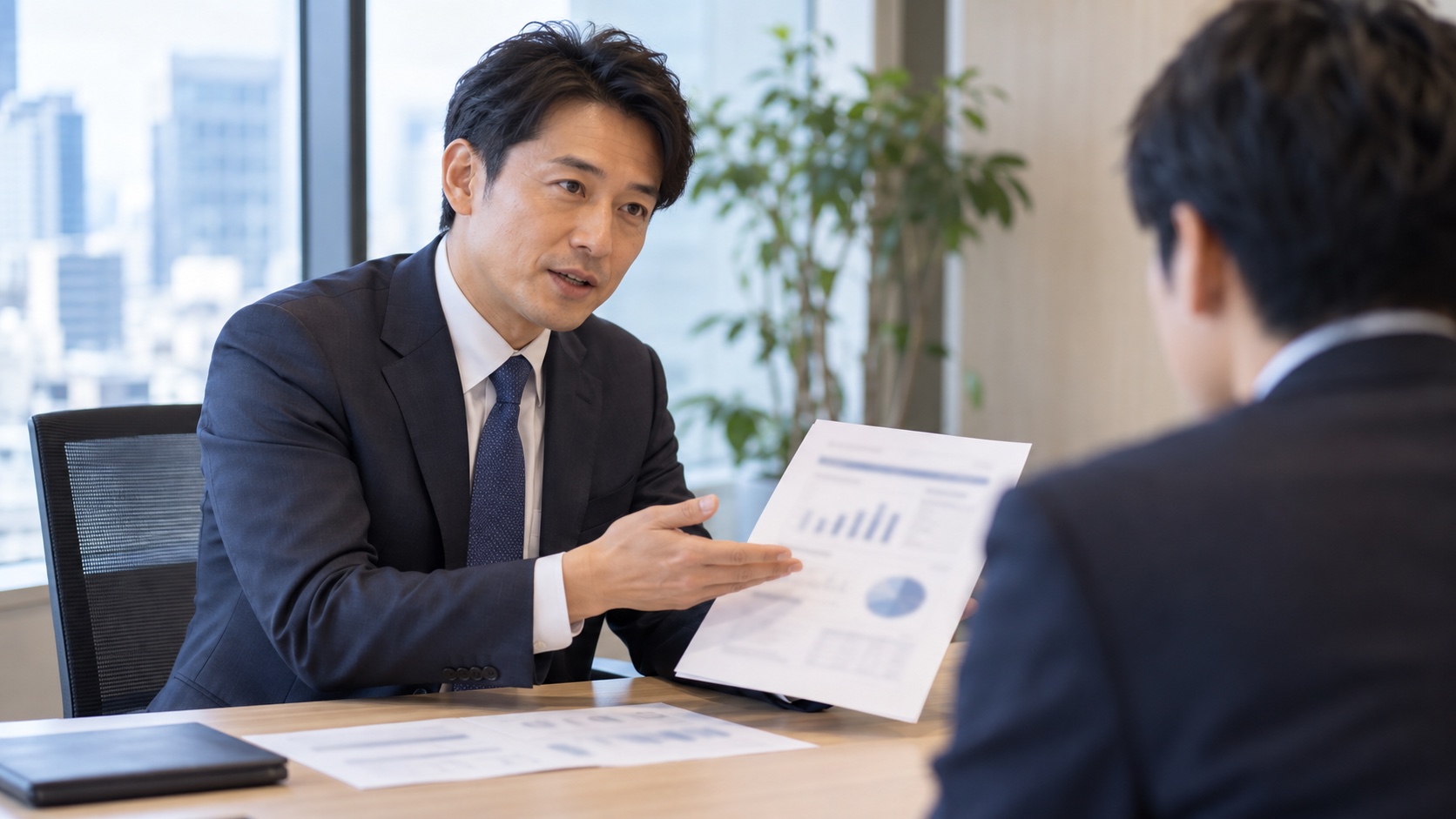 商談をする日本人の営業職