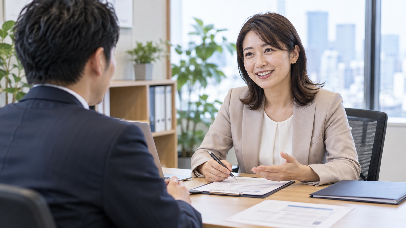 オフィスでキャリアアドバイザーと話す日本人の求職者