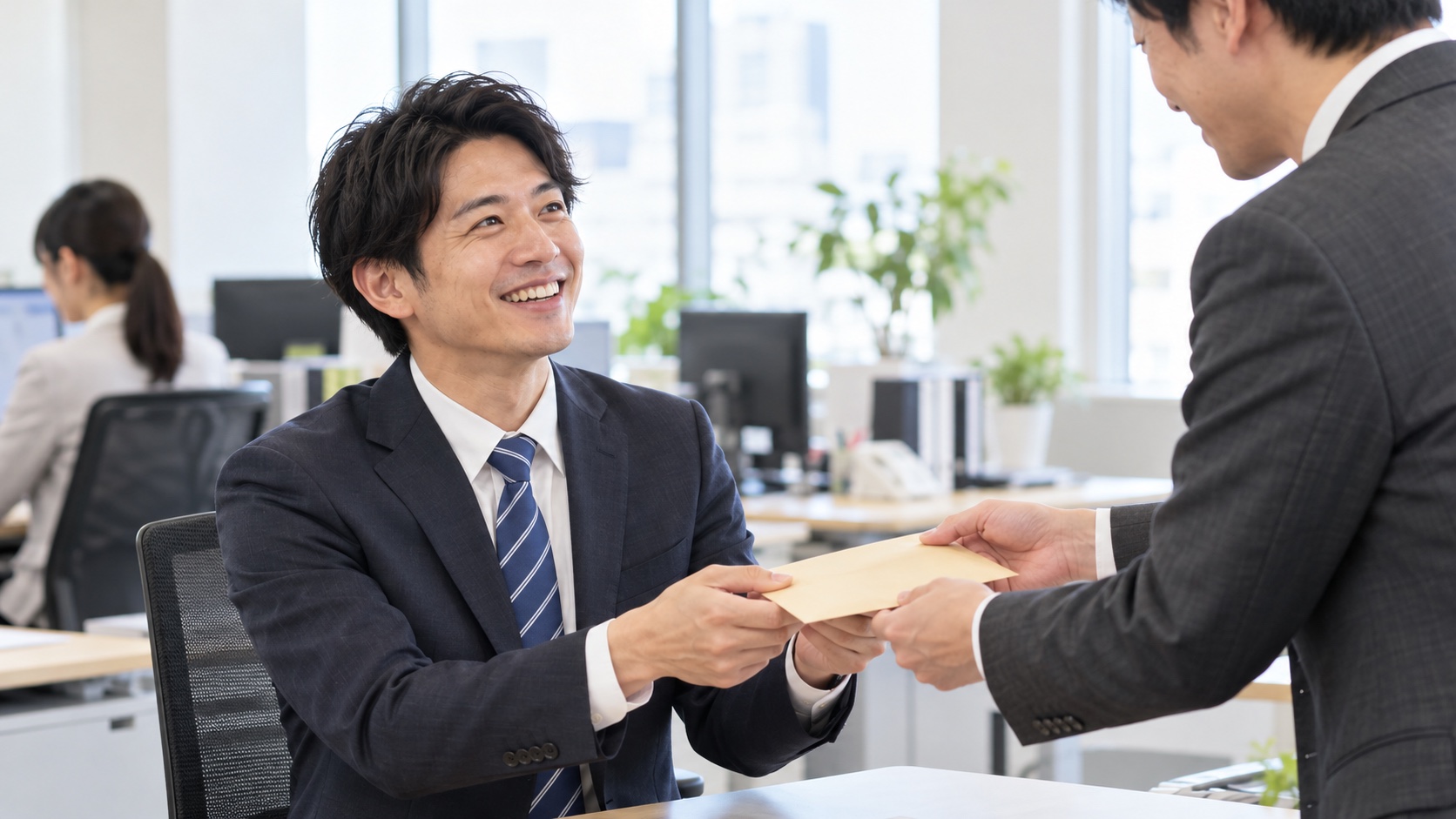 無地の封筒を受け取って笑顔の日本人の会社員