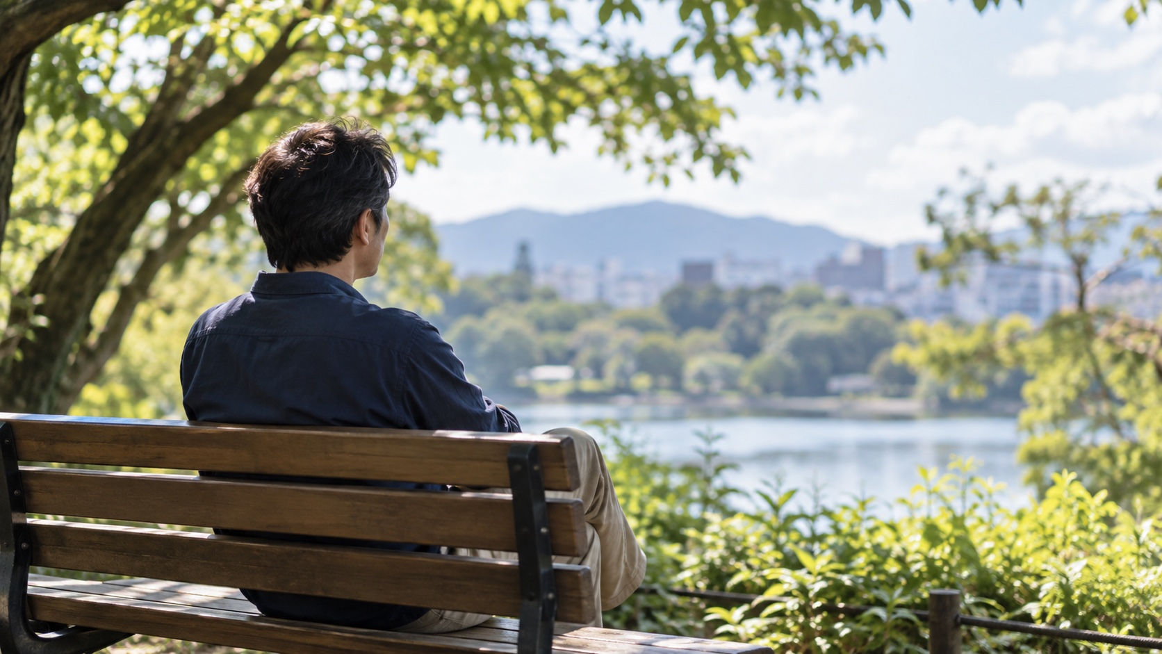 公園のベンチで休む日本人男性