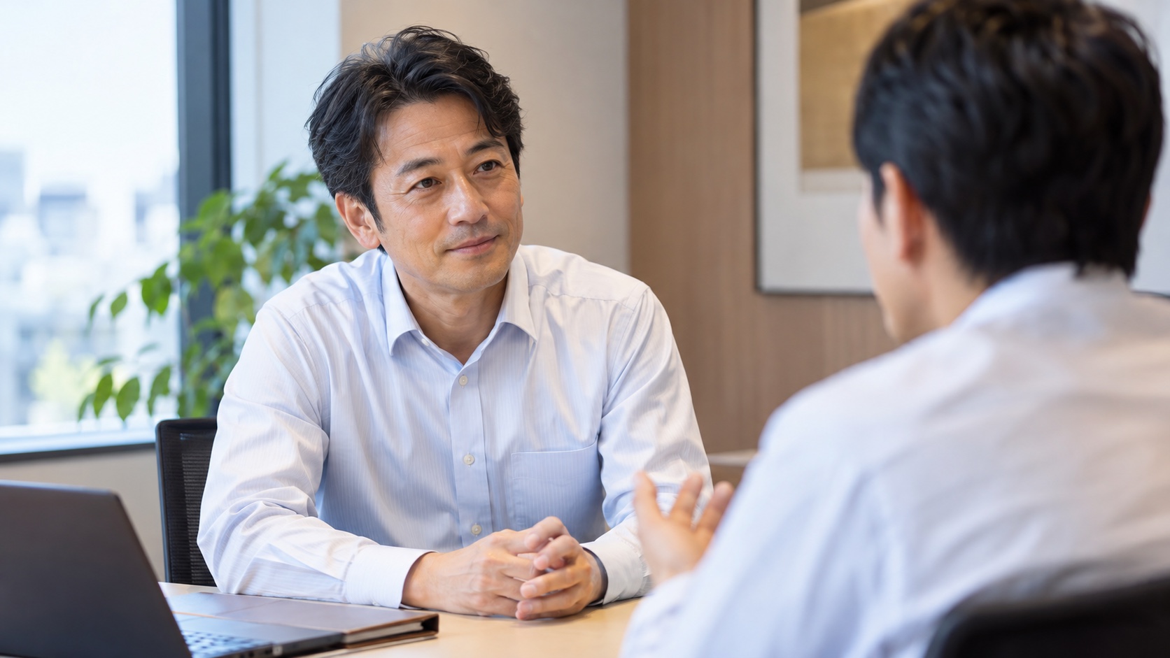 面談室で復職について話す男性