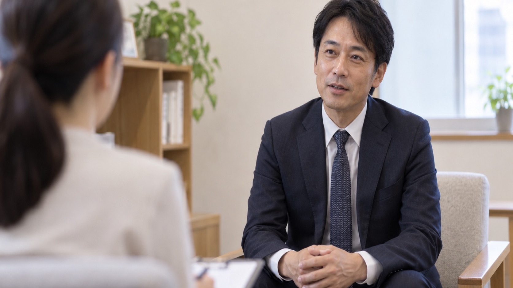 面接で落ち着いて話す40代の日本人男性