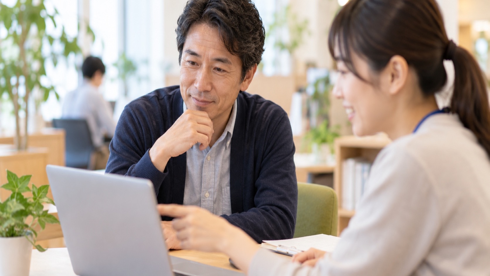 支援スタッフと相談する日本人男性